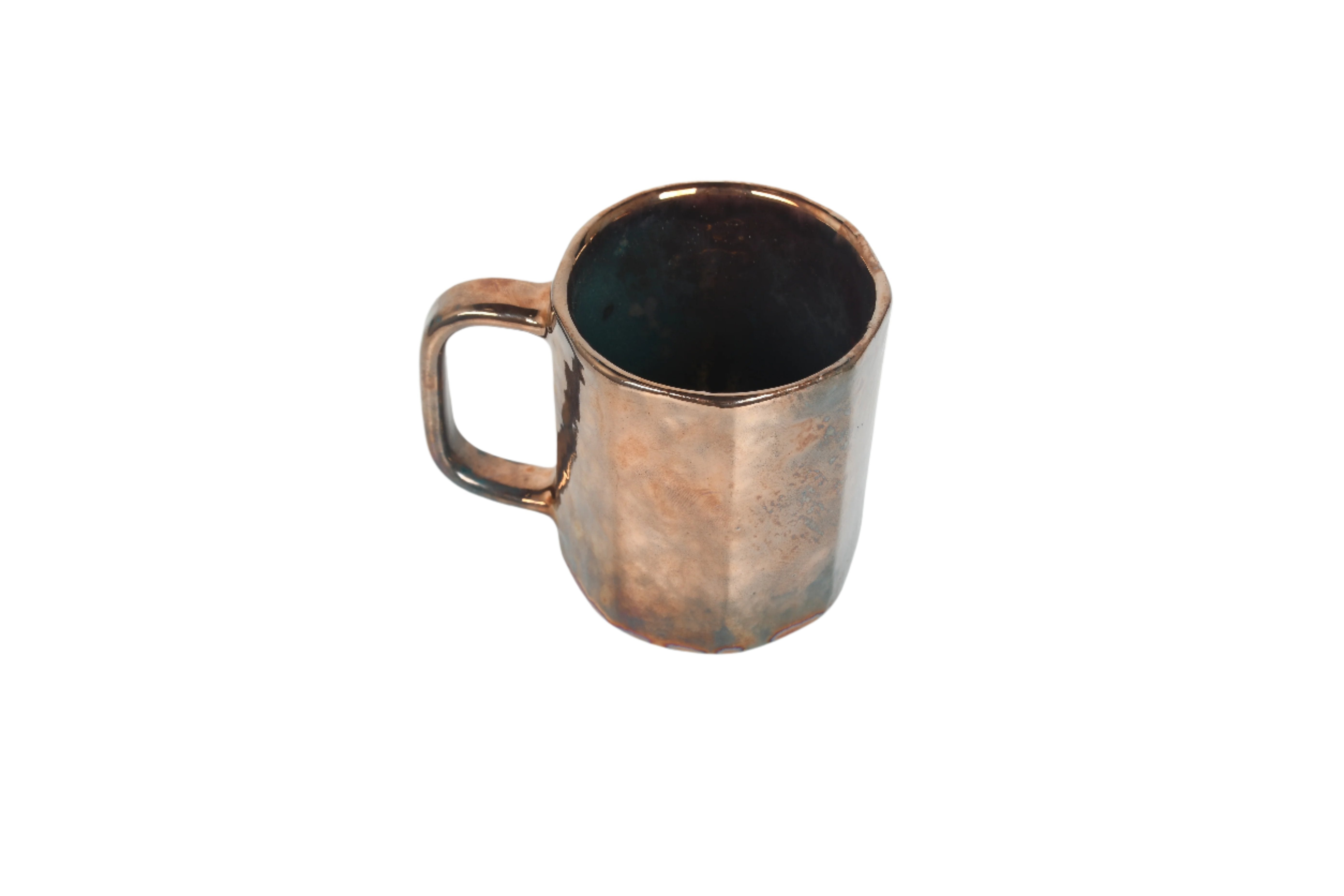 Magic Lake Mug | Green Fusion
A stoneware mug with a shiny, metallic finish, appearing brownish-gold in color, with a cool-edged design.