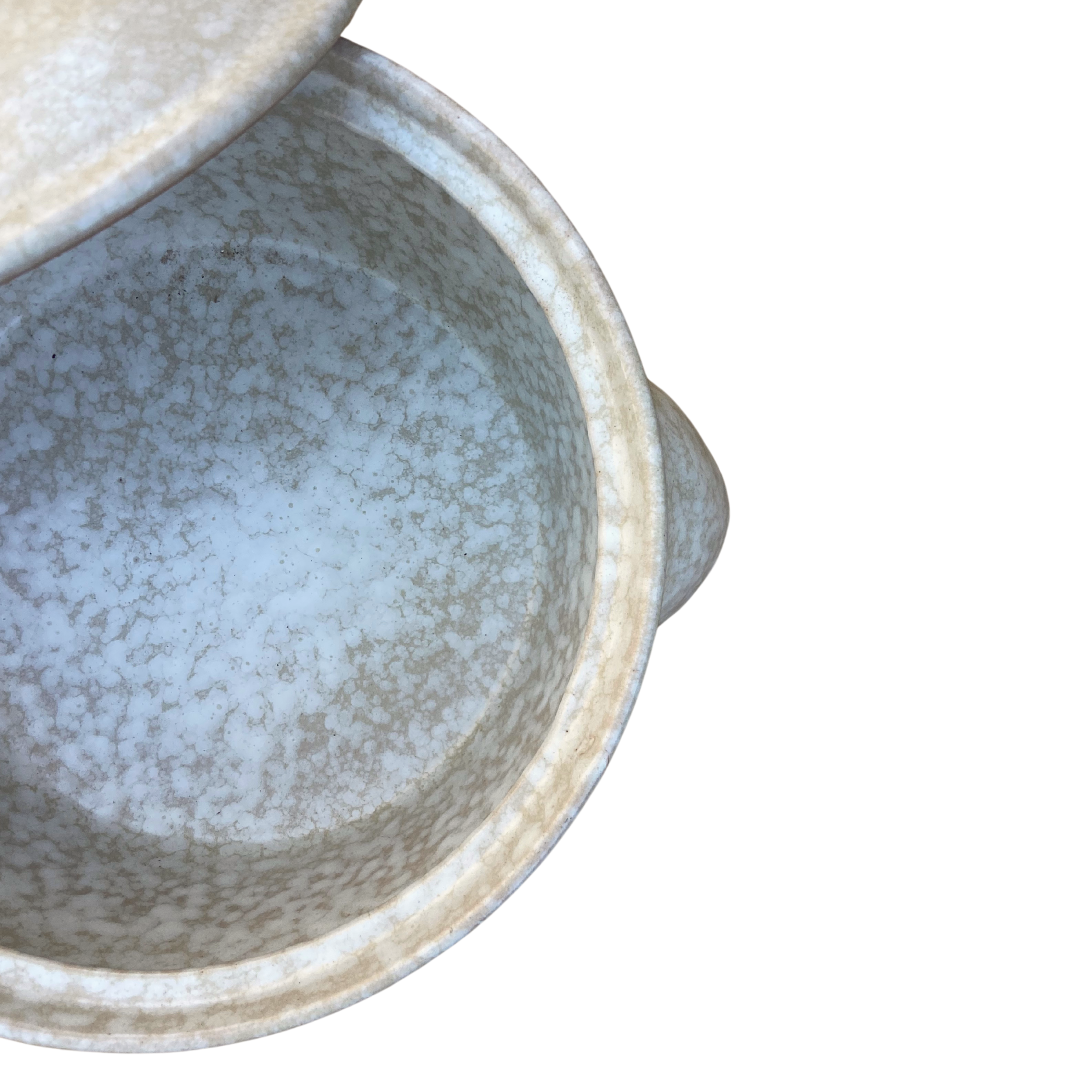 Handmade ceramic casserole dish in neutral tones from Etcha’s artisan tableware collection.