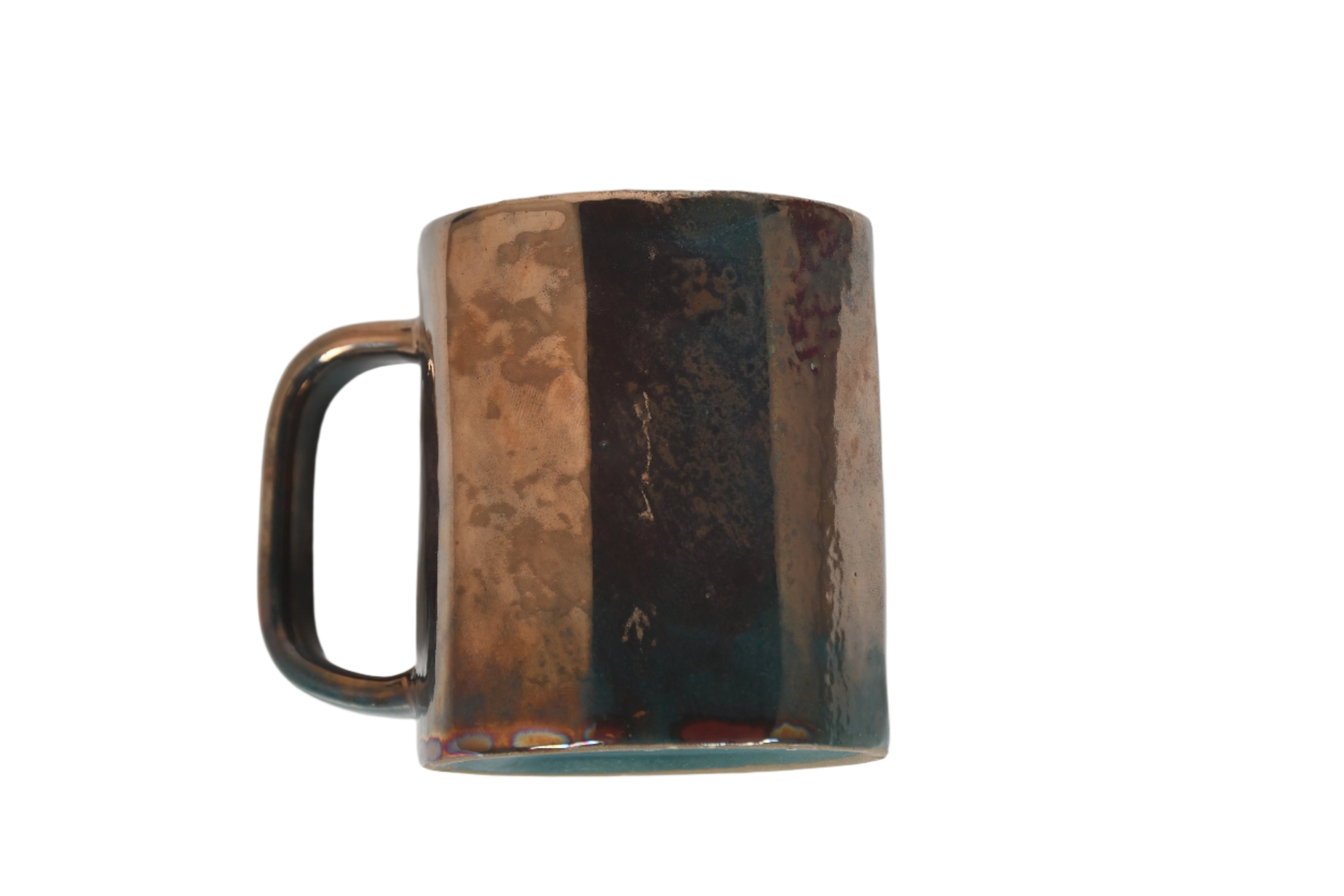 Magic Lake Mug | Green Fusion
A stoneware mug with a shiny, metallic finish, appearing brownish-gold in color, with a cool-edged design.